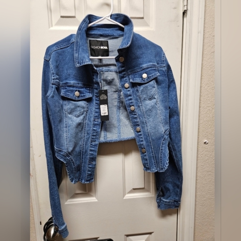 Fashion Nova Maison Stretch Denim Trucker Jacket. Sz. Medium| Dark wash